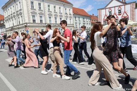 Kamnik danes v znamenju maturantske četvorke, v kateri je zaplesalo preko 200 maturantk in maturantov (85)